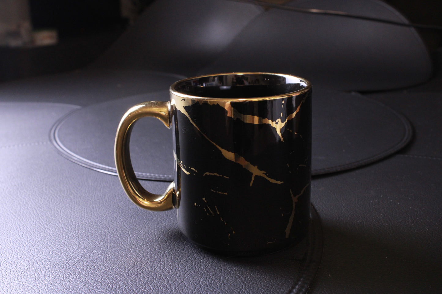 Svart Marmor Kopp Med Guld Detaljer